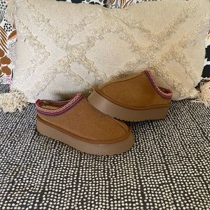 UGG look alike platform slipper Woman’s US8